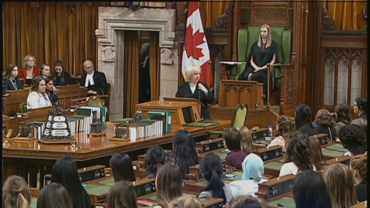 Kim Campbell addressing Daughters of the Vote
